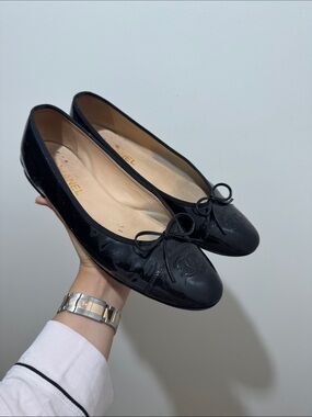 CHANEL Black Patent Leather Ballet Flats with Bow and CC Emboss